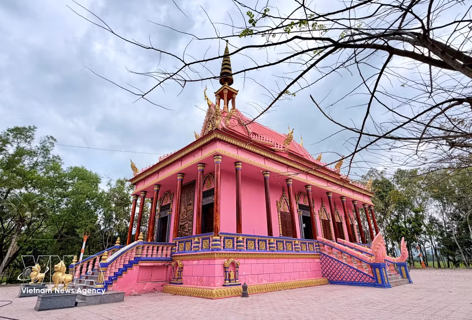 The harmonious pink tones, combined with intricate Khmer motifs, highlight the pagoda’s distinctive architectural style. (Photo: VNA)
