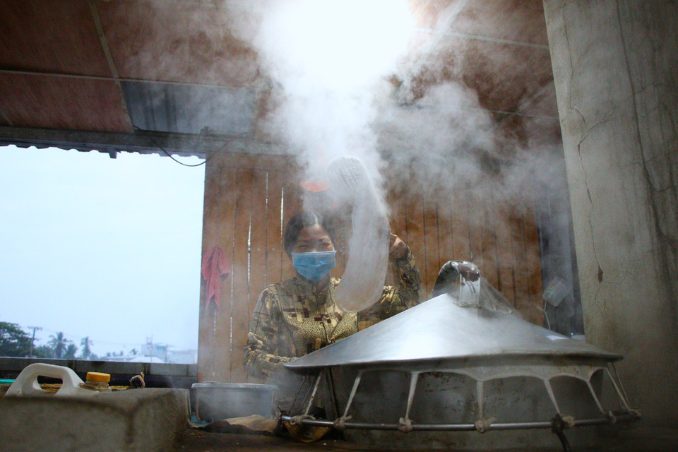 At Cai Rang floating market, visitors learn about the traditional rice paper-making craft. (Photo: VNA)