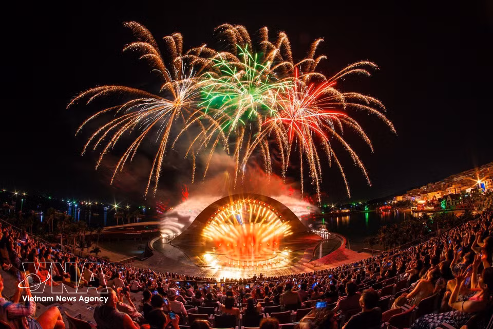 Fireworks display during the “Kiss of the Sea” show in Phu Quoc special zone, An Giang province. (Photos: VNA)