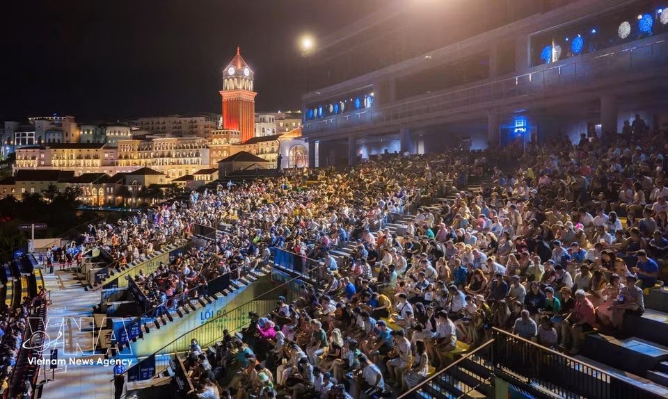 Visitors watch the “Kiss of the Sea” show in Phu Quoc special zone, An Giang province. (Photos: VNA)