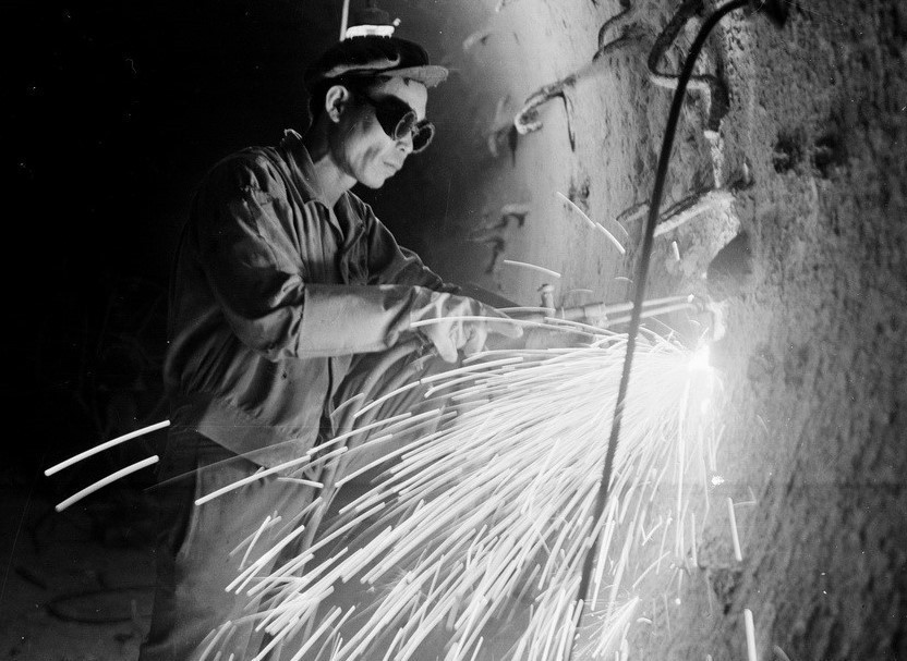A worker at Hai Phong Cement Plant repairs kiln No. 3 (April 1973). (Photo: VNA)