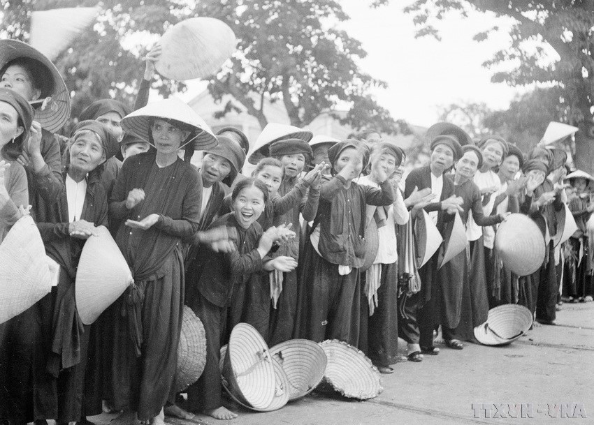 Hai Phong residents joyfully welcome the Vietnamese army into the city. (Photo: VNA)