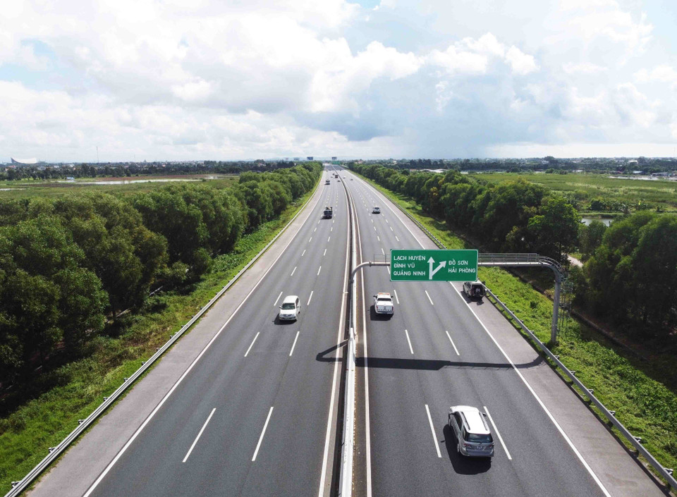 Hanoi–Hai Phong Expressway – Vietnam’s first expressway built to international standards, stretching over 105 kilometres. (Photo: VNA)