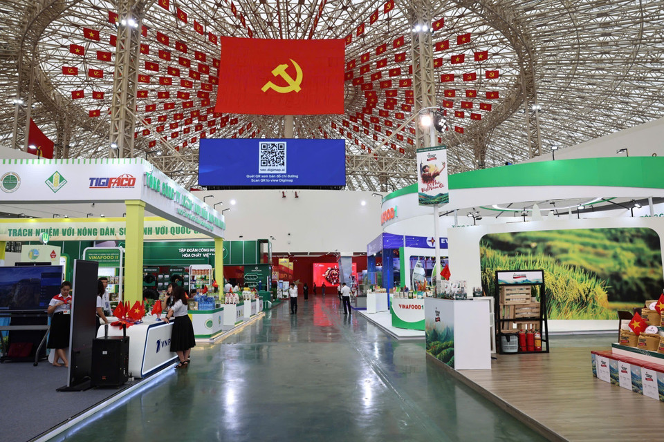 Display booths at the exhibition. (Photo: VNA)