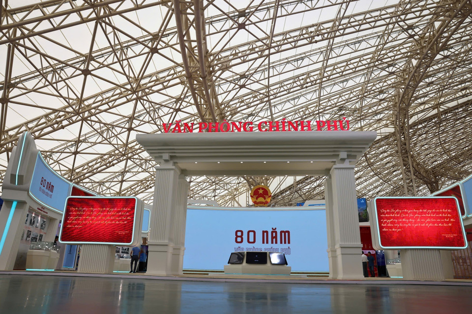Featuring 230 booths from central agencies, 34 provinces and cities, and enterprises, the exhibition is a national political and cultural event and a highlight in the celebrations of the 80th anniversary of the August Revolution and National Day. In photo: Government Office booth at the exhibition. (Photo: VNA)