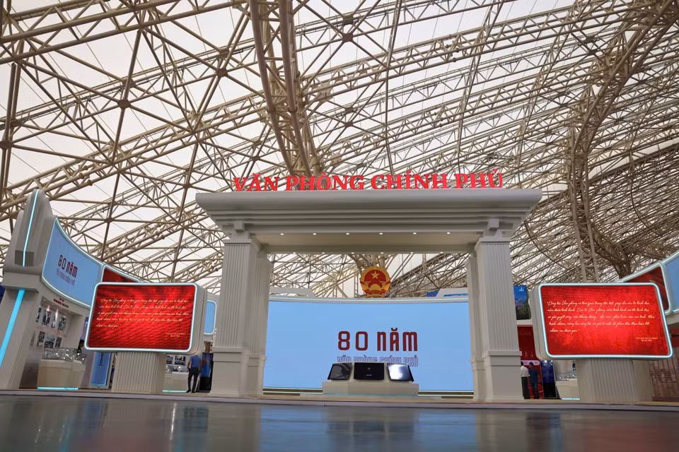Featuring 230 booths from central agencies, 34 provinces and cities, and enterprises, the exhibition is a national political and cultural event and a highlight in the celebrations of the 80th anniversary of the August Revolution and National Day. In photo: Government Office booth at the exhibition. (Photo: VNA)