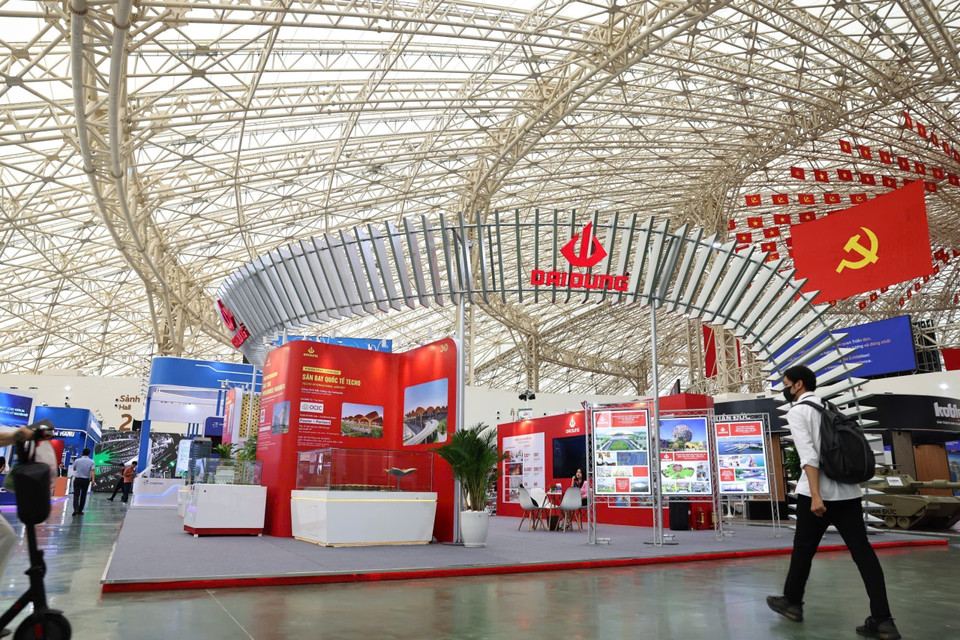 Display booths at the exhibition. (Photo: VNA)