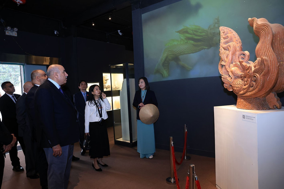 Jordanian House Speaker Mazen Turki El Qadi visits key sites within the Thang Long Imperial Citadel. (Photo: VNA)