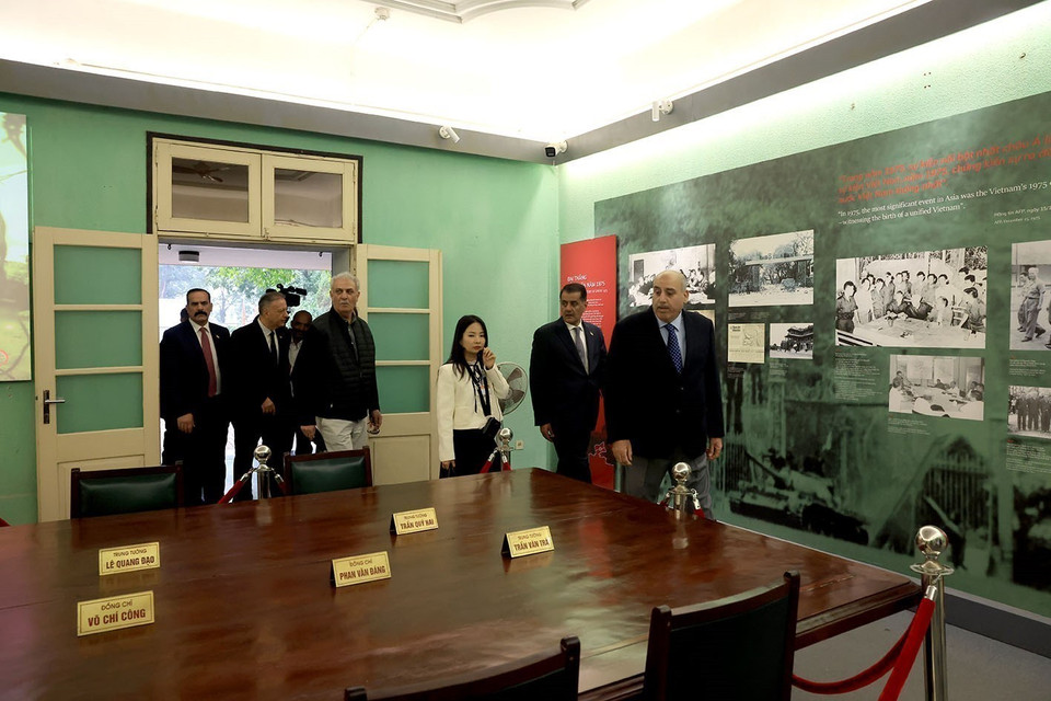 Jordanian House Speaker Mazen Turki El Qadi visits key sites within the Thang Long Imperial Citadel. (Photo: VNA)