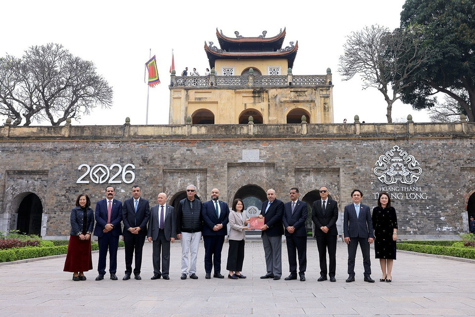 Representatives of the Thang Long – Hanoi Heritage Conservation Centre present a book to Jordanian House Speaker Mazen Turki El Qadi at the Thang Long Imperial Citadel. (Photo: VNA)