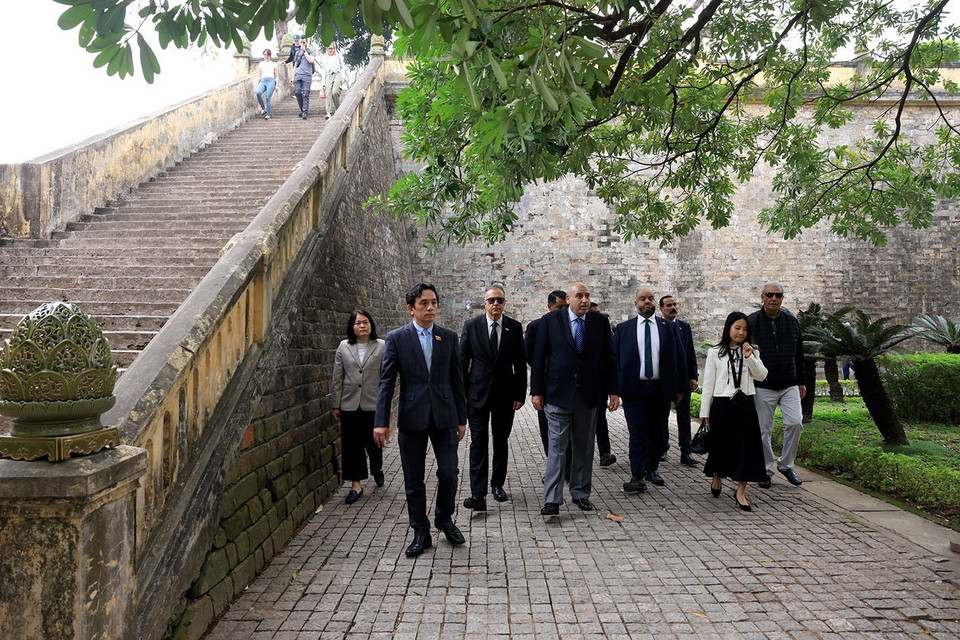 Jordanian House Speaker Mazen Turki El Qadi tours the Thang Long Imperial Citadel. (Photo: VNA)