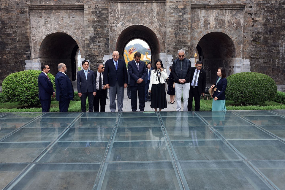 Jordanian House Speaker Mazen Turki El Qadi visits key sites within the Thang Long Imperial Citadel. (Photo: VNA)