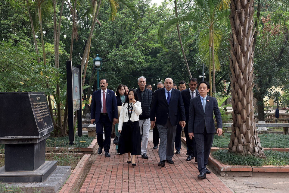 Jordanian House Speaker Mazen Turki El Qadi tours the Thang Long Imperial Citadel. (Photo: VNA)