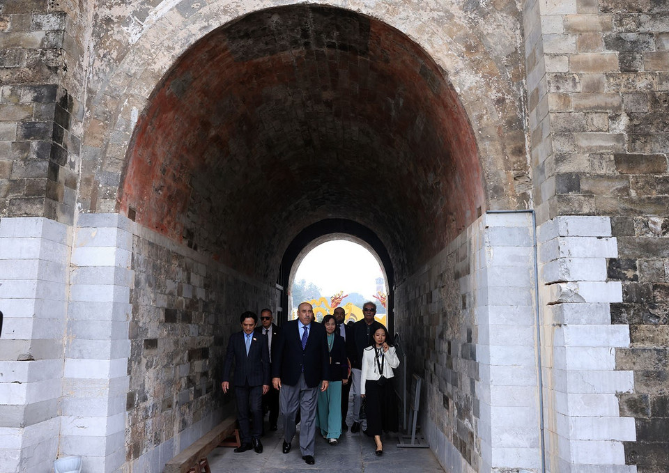 Jordanian House Speaker Mazen Turki El Qadi tours the Thang Long Imperial Citadel. (Photo: VNA)
