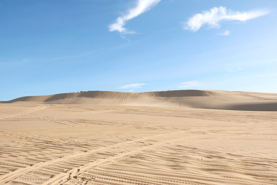 Endless stretches of towering white sand dunes in diverse shapes have earned Bau Trang the nickname Vietnam’s “mini Sahara Desert”. (Photo: VNA)
