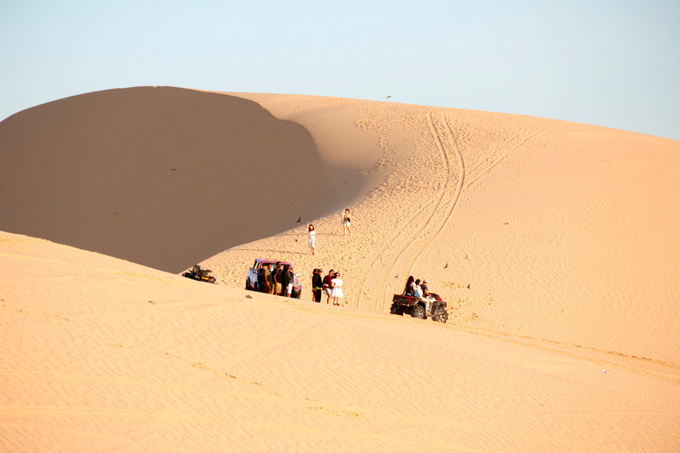 The sweeping white sand dunes of Bau Trang continue to leave a strong impression on visitors. (Photo: VNA)