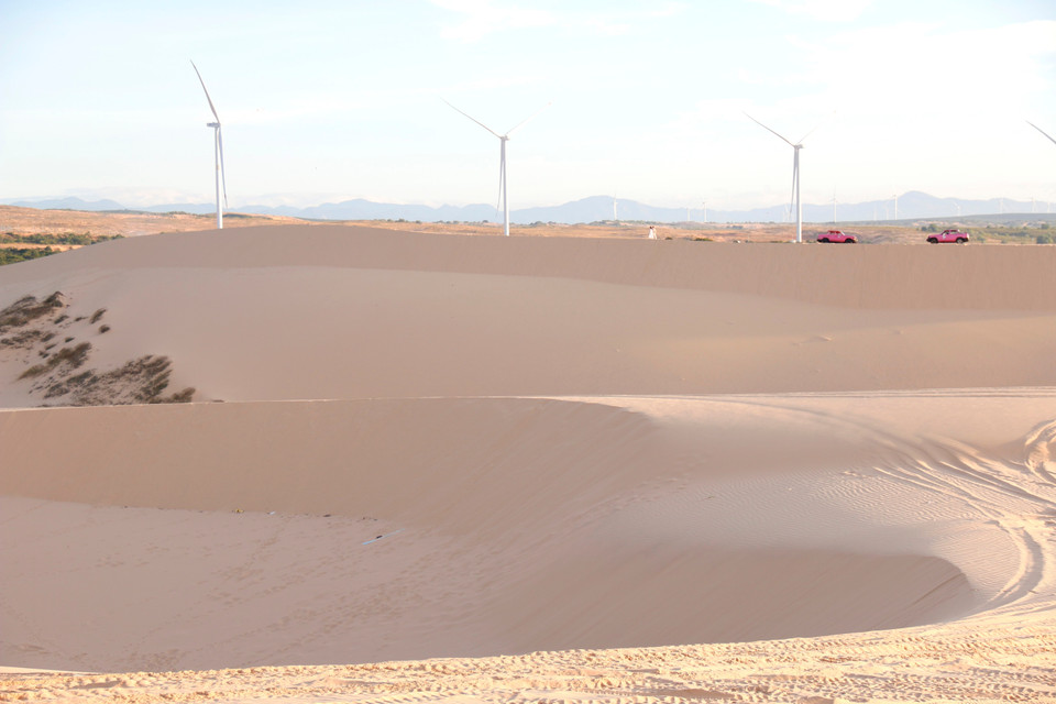Wind-shaped sand dunes stretching across Bau Trang add to the site’s distinctive appeal. (Photo: VNA)