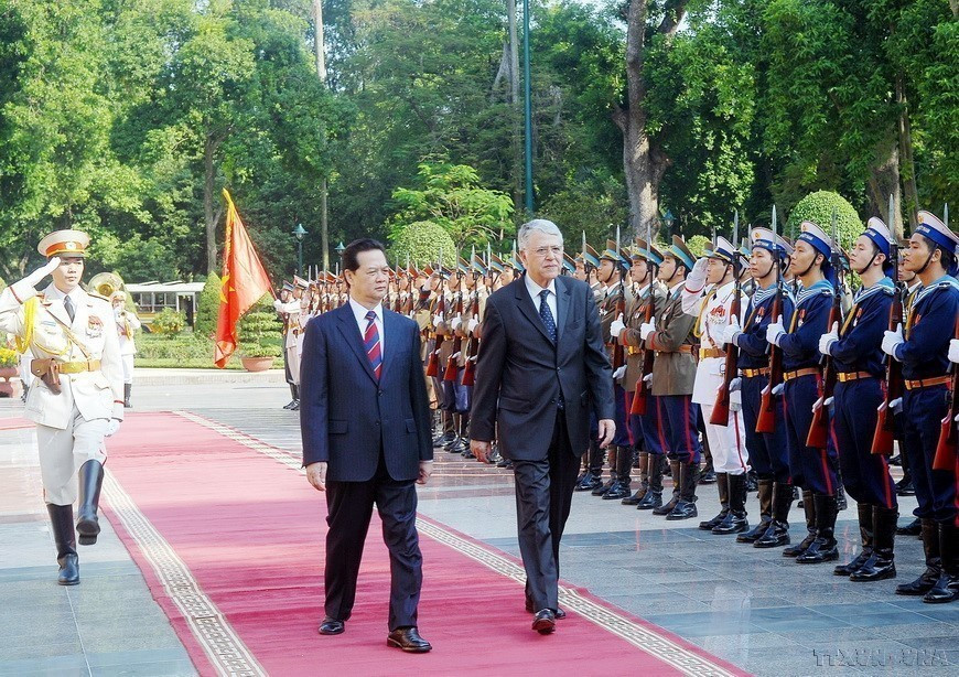 Prime Minister Nguyen Tan Dung and Moroccan Prime Minister Abbas El Fassi inspect the guard of honour during an official welcome ceremony (Hanoi, November 24, 2008). (Photo: VNA)