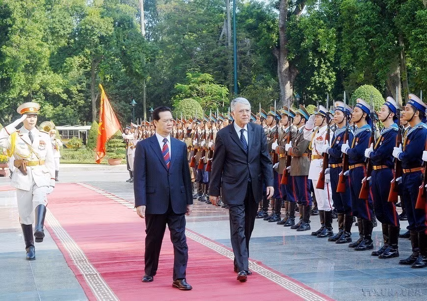 Prime Minister Nguyen Tan Dung and Moroccan Prime Minister Abbas El Fassi inspect the guard of honour during an official welcome ceremony (Hanoi, November 24, 2008). (Photo: VNA)