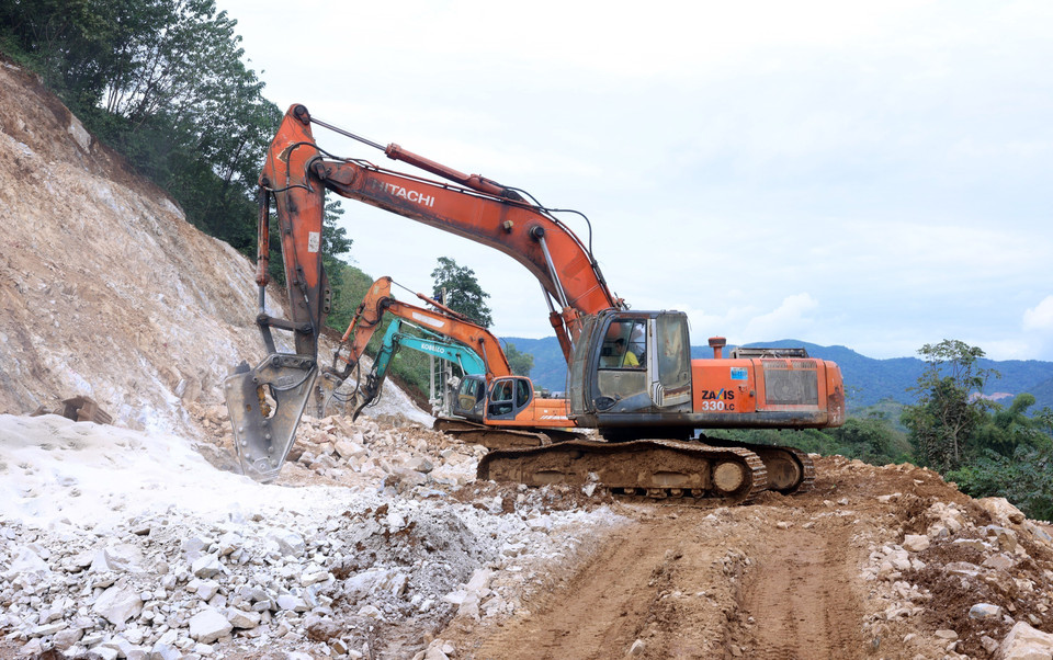 Construction proceeds at pace in the final days of November 2025. (Photo: VNA)