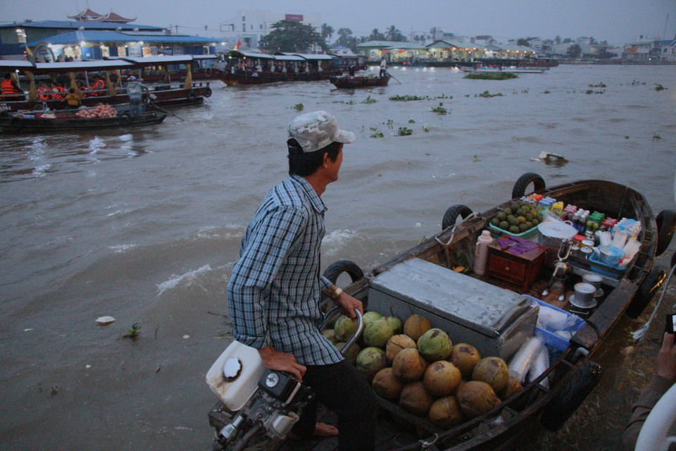 Trading activities at Cai Rang floating market. (Photo: VNA)