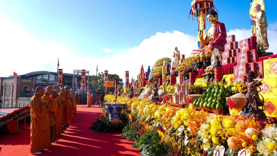 Buddhist rituals are conducted solemnly during the ceremony atop Ba Den Mountain. (Photo: VNA)