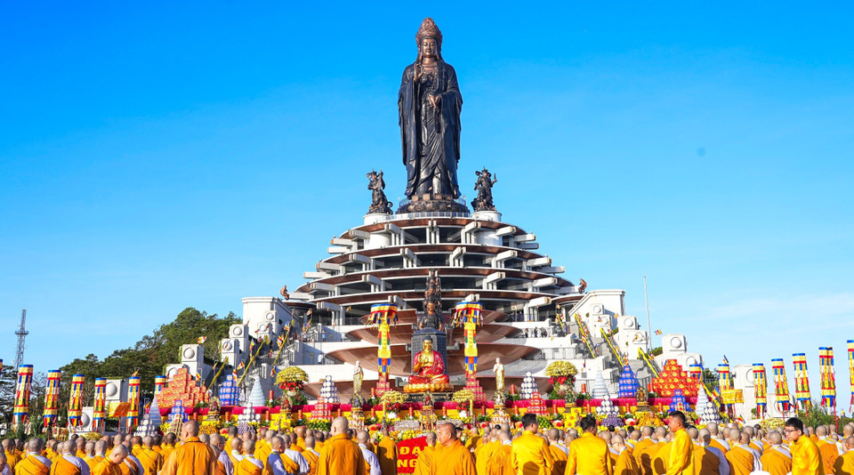 Scene from the grand ceremony praying for national peace and prosperity atop Ba Den Mountain. (Photo: VNA)
