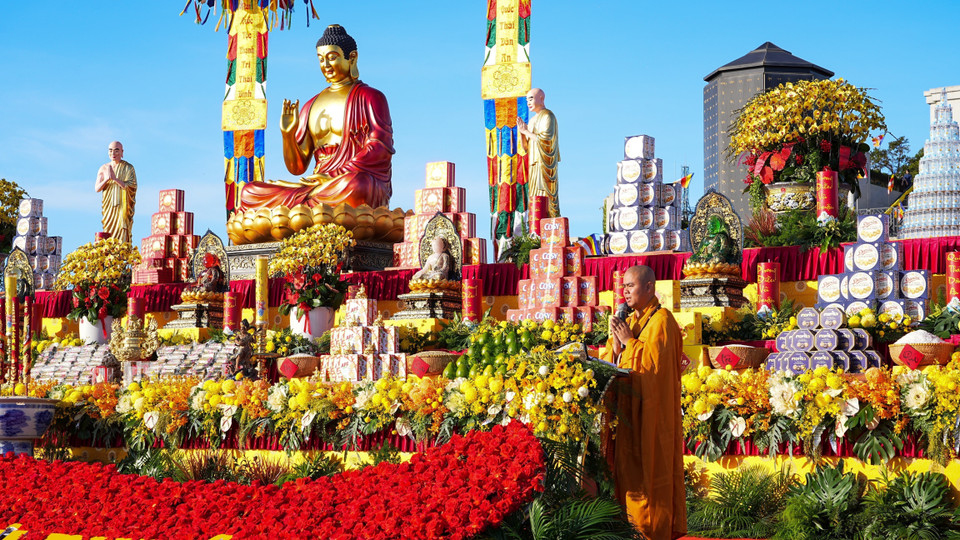 The ceremony offers sincere prayers for national peace, public well-being and universal harmony, while conveying aspirations for a new year of favourable weather, national prosperity and a peaceful, prosperous life for the people. (Photo: VNA)