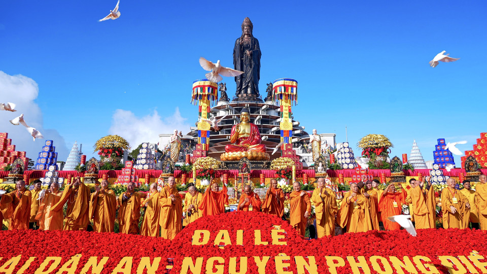 Doves are released during the peace-praying ceremony atop Ba Den Mountain, symbolising hopes for national prosperity, public peace and global harmony. (Photo: VNA)