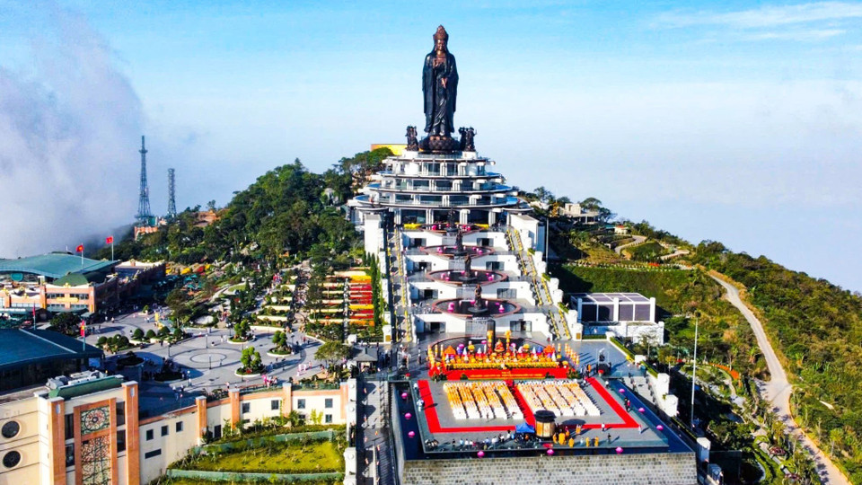 Panoramic view of the grand ceremony praying for national peace and prosperity atop Ba Den Mountain. (Photo: VNA)