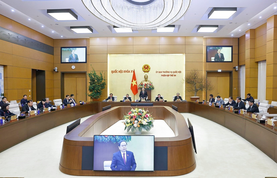 In addition, the session will consider and adopt a resolution on the second adjustment of the structure, composition and number of personnel of central and local agencies, organisations and units eligible to nominate candidates for deputies to the 16th National Assembly. (Photo: VNA)