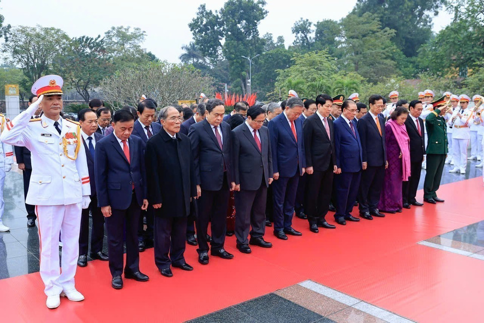 Party and State leaders pay tribute to heroic martyrs on the 96th anniversary of the founding of the Communist Party of Vietnam. (Photo: VNA)