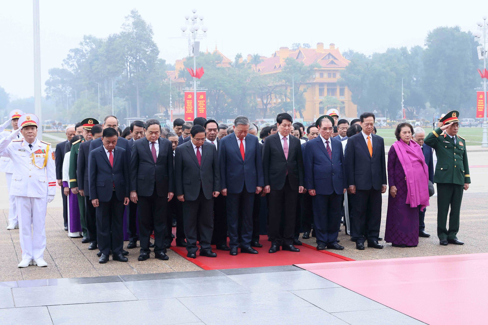 Party and State leaders pay tribute to President Ho Chi Minh on the 96th anniversary of the founding of the Communist Party of Vietnam. (Photo: VNA)