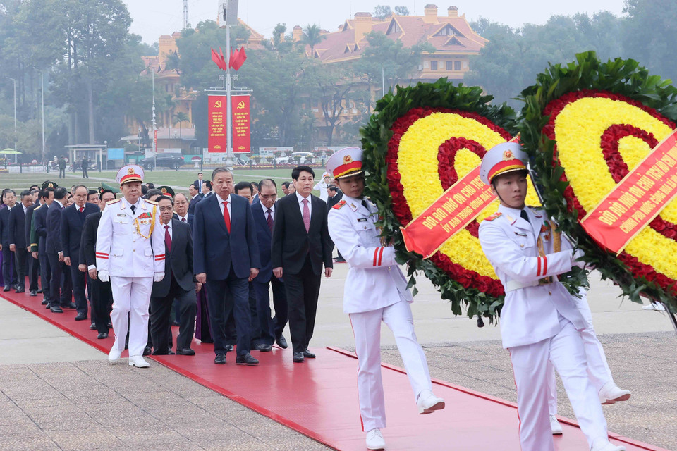 Party and State leaders pay tribute to President Ho Chi Minh on the 96th anniversary of the founding of the Communist Party of Vietnam. (Photo: VNA)
