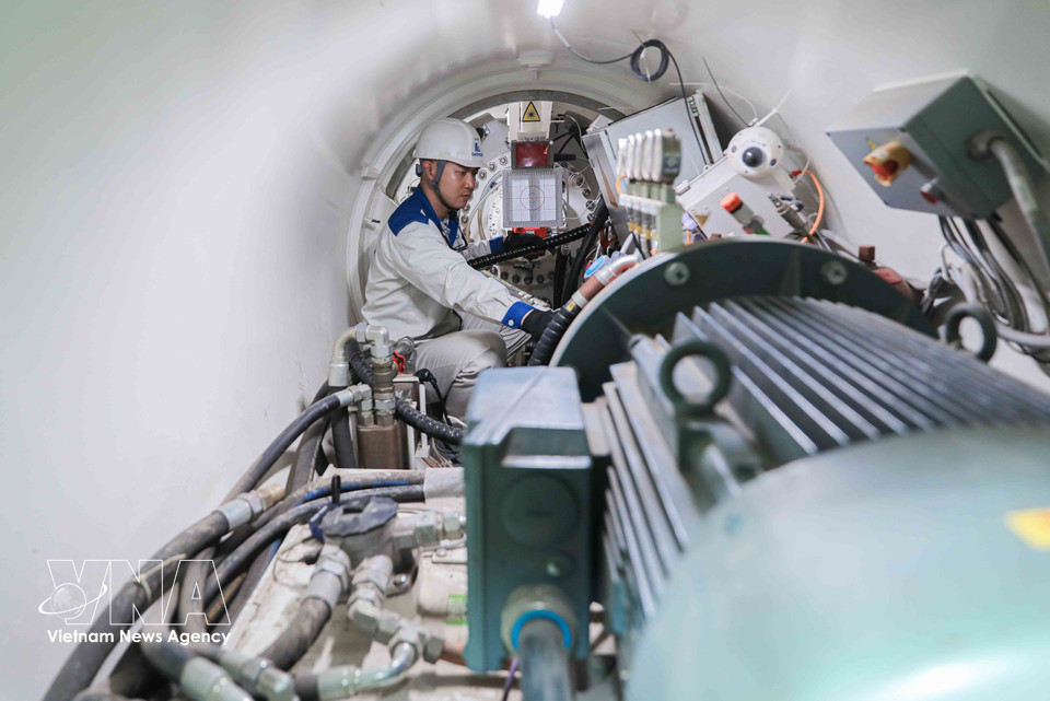 Engineers carry out routine inspections of the pipe jacking drill head before operating the AVN drilling system manufactured by Herrenknecht (Germany) to ensure stable and safe operation and meet the project’s technical requirements. (Photo: VNA)