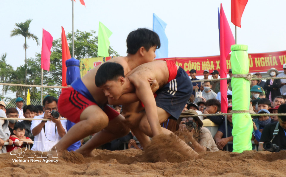 The event offers young people an opportunity to build physical strength, strengthen their determination and preserve the traditions passed down by previous generations. (Photo: VNA)