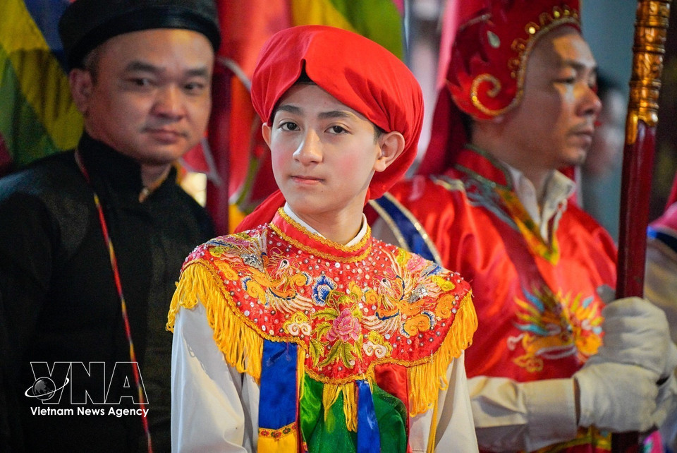 Young men selected to perform the dance are usually chosen for their handsome appearance, bright faces and gentle personalities. They wear make-up with red lips and rosy cheeks, dress in female costumes, strap drums to their chests and perform graceful movements to lively drumbeats. (Photo: VNA)