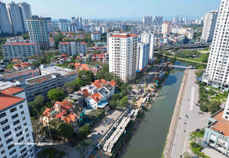 The interceptor sewer running along the Lu River is an underground pipeline system installed beneath the riverbed and underground, stretching from Xa Dan Lake to the Truong Dinh Street area, with a total length of more than 3,900 metres. (Photo: VNA)