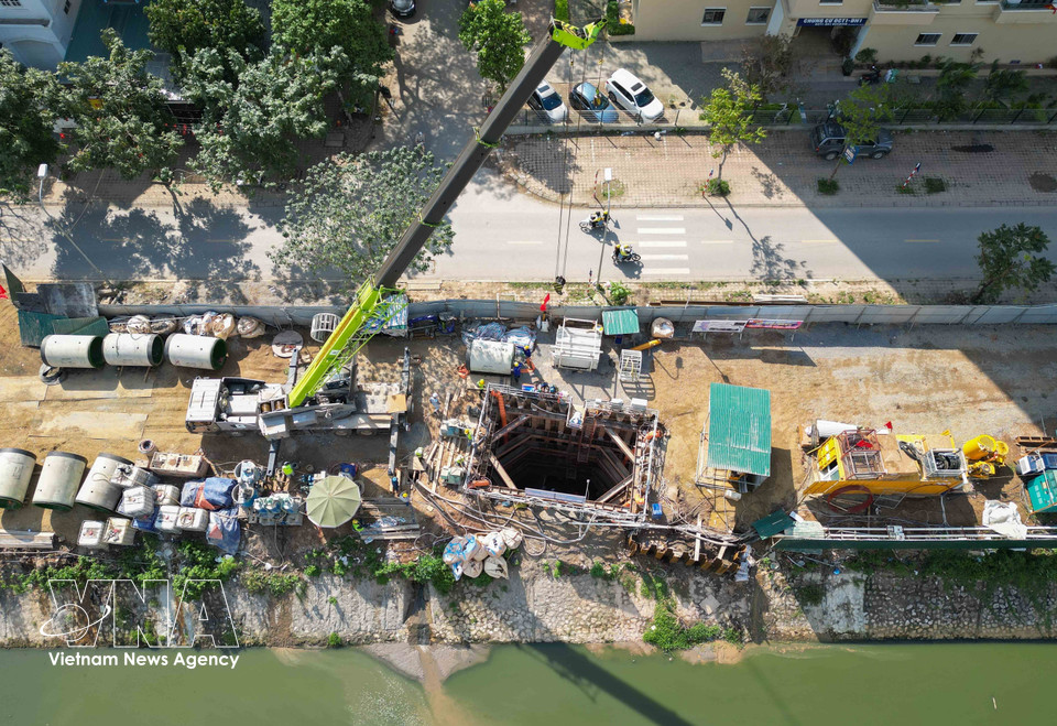 The AVN machine system uses automated pipe jacking technology with laser positioning to ensure precise alignment when installing underground pipelines at depths of 12–15 metres. (Photo: VNA)