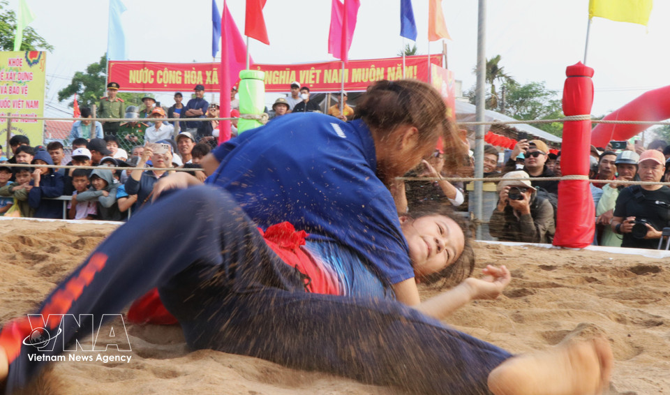 The festival emphasises the spirit of fair play, with all dangerous techniques strictly banned. (Photo: VNA)