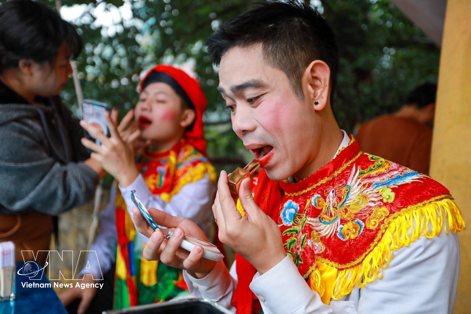 Participants prepare their make-up and costumes before the performance. (Photo: VNA)
