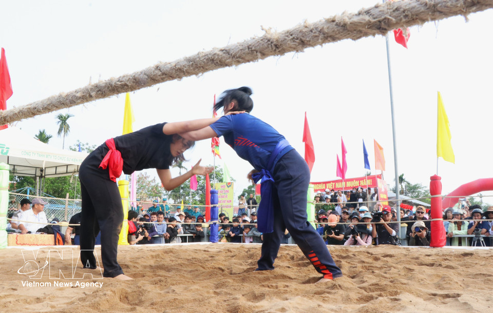 National champions and young female wrestlers who have won medals also take part in the opening bouts of the festival. (Photo: VNA)