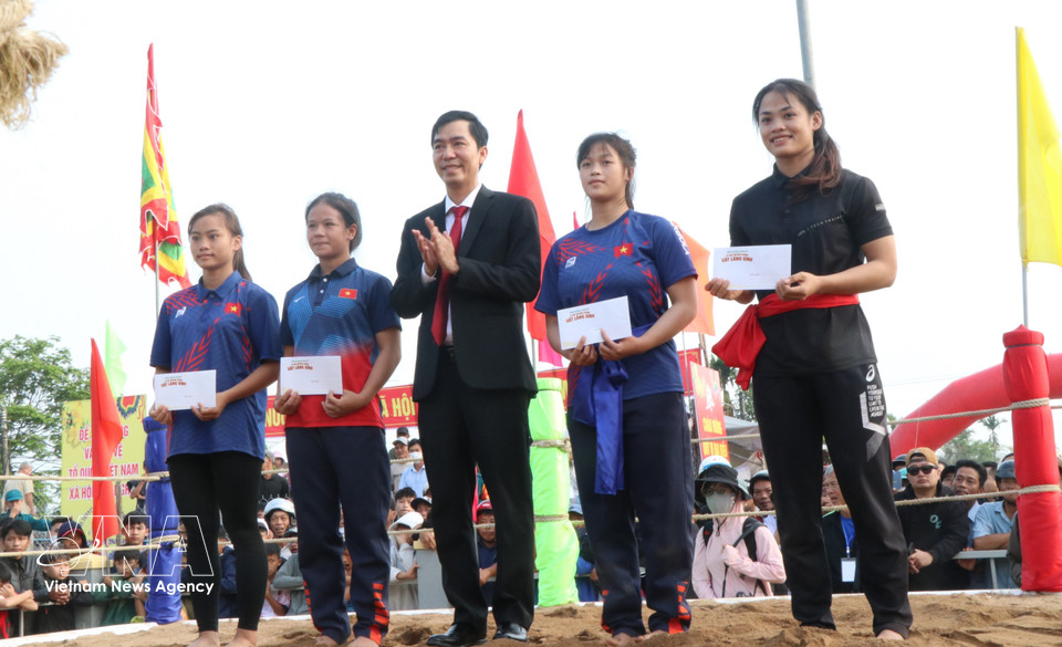 Prizes are presented to female wrestlers participating in the traditional Sinh village wrestling festival. (Photo: VNA)