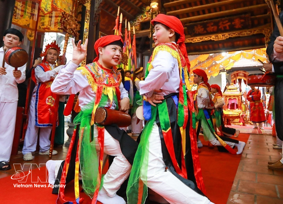 With their elegant appearance and soft, rhythmic movements, the young men dress as women create a distinctive charm, giving the dance both ritual significance and the lively spirit of folk culture. (Photo: VNA)