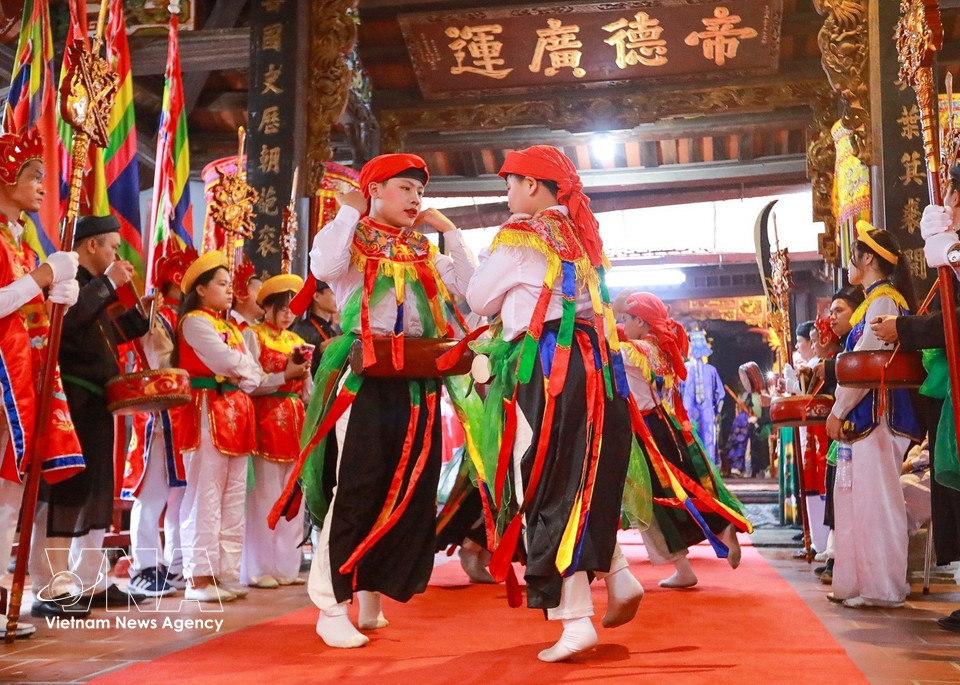 The “Con di danh bong” dance was performed at the communal house of Trieu Khuc village during the opening ceremony of the village’s traditional festival on the 10th day of the first lunar month of the Year of the Horse. This year, the festival takes place from February 25 to 28, 2026 (the 9th to 12th days of the first lunar month of the Year of the Horse). (Photo: VNA)