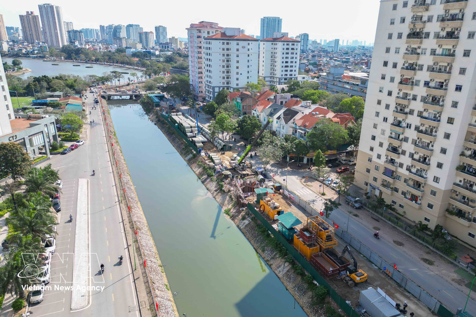 The project aims to collect about 75,000 cu.m of domestic wastewater each day, which is currently discharged directly into the Lu River. This will improve the river’s water quality and significantly reduce wastewater flowing into the inner-city drainage system, particularly the To Lich River. (Photo: VNA)