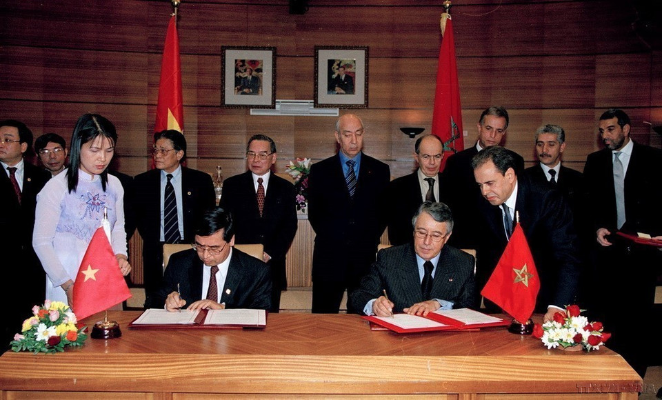 Moroccan Prime Minister Driss Jettou and Prime Minister Phan Van Khai witness the signing of a general agreement on economic, cultural, scientific and technical cooperation between the two countries. (Photo: VNA)