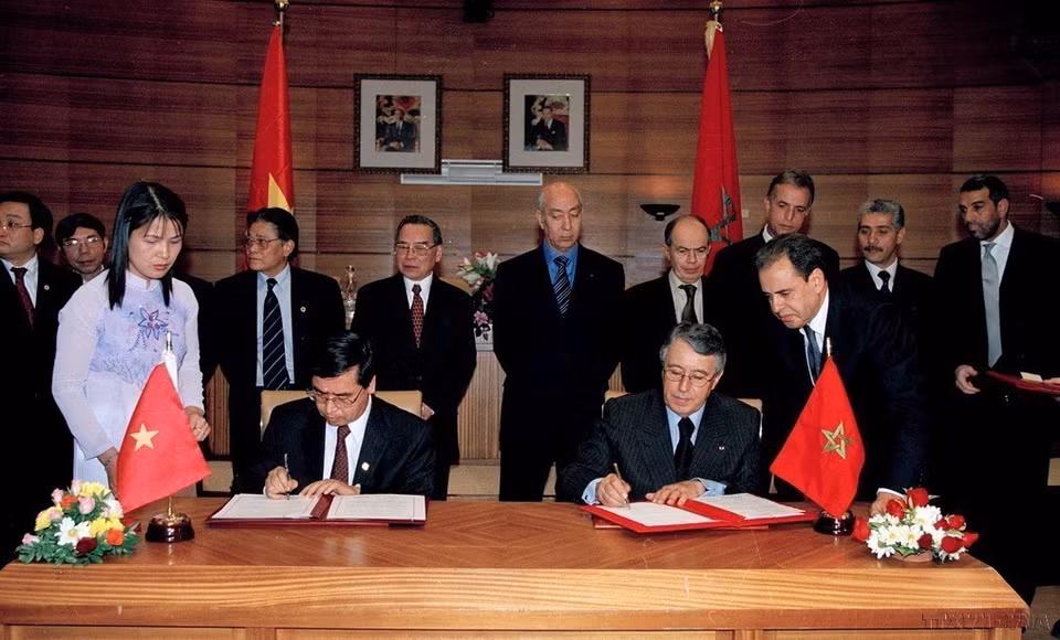 Moroccan Prime Minister Driss Jettou and Prime Minister Phan Van Khai witness the signing of a general agreement on economic, cultural, scientific and technical cooperation between the two countries. (Photo: VNA)