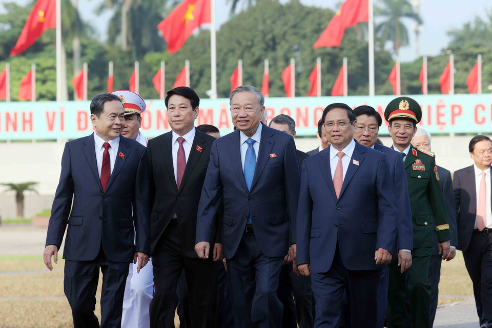 Party and State leaders and National Assembly deputies proceed to the National Assembly House to prepare for the opening of the 10th session of the 15th National Assembly. (Photo: VNA)