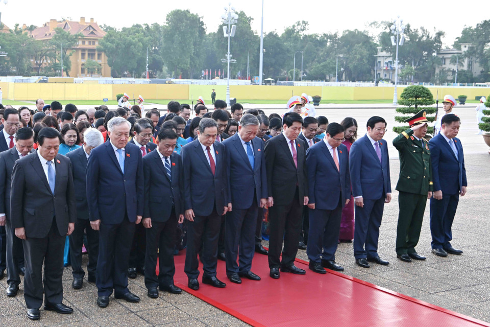 Party and State leaders and National Assembly deputies attending the 10th session commemorate President Ho Chi Minh. (Photo: VNA)